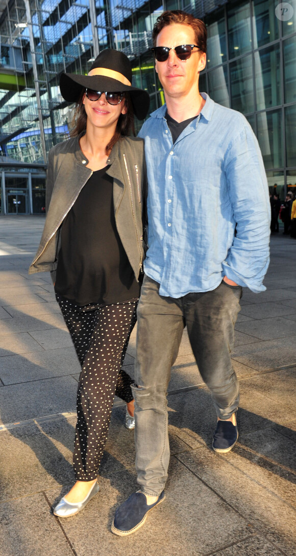 Benedict Cumberbatch et Sophie Hunter, enceinte, de retour de lune de miel à Bora-Bora. Le 7 mars 2015 à l'aéroport de Londres.