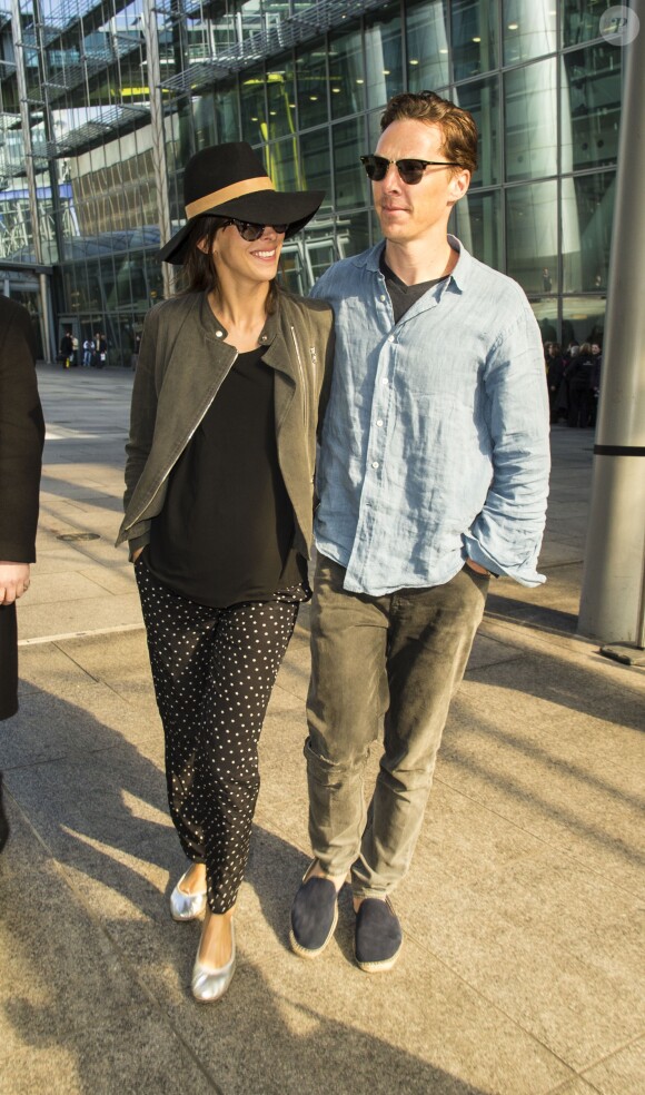 Benedict Cumberbatch et Sophie Hunter, enceinte, de retour de lune de miel à Bora-Bora. Le 7 mars 2015 à l'aéroport de Londres.