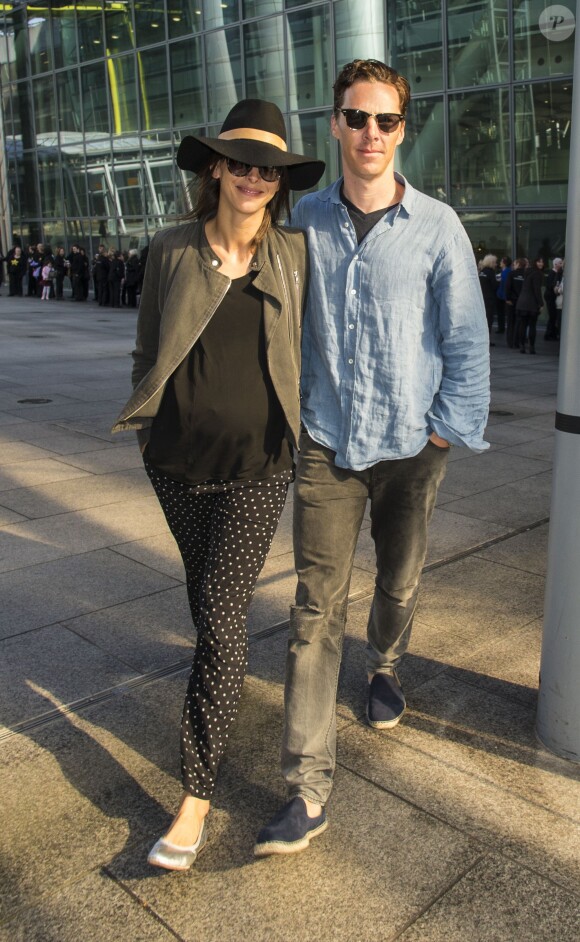 Benedict Cumberbatch et Sophie Hunter, enceinte, de retour de lune de miel à Bora-Bora. Le 7 mars 2015 à l'aéroport de Londres.