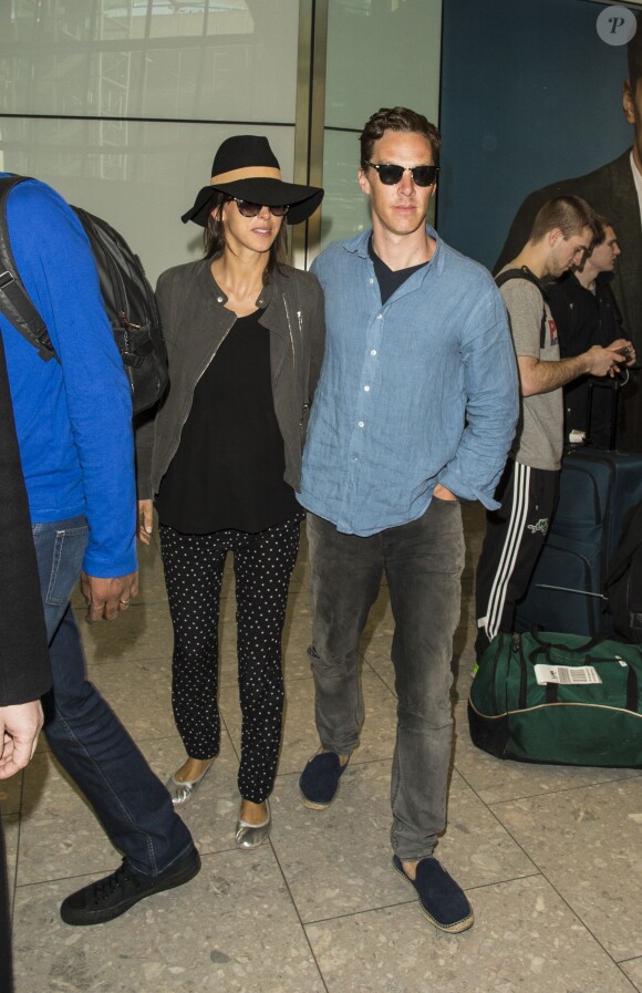 Benedict Cumberbatch et Sophie Hunter, enceinte, de retour de lune de miel à Bora-Bora. Le 7 mars 2015 à l'aéroport de Londres.