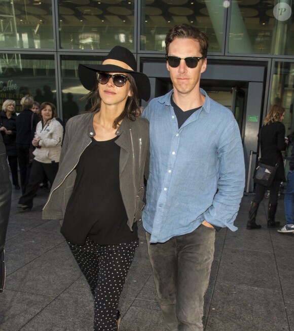 Benedict Cumberbatch et Sophie Hunter, enceinte, de retour de lune de miel à Bora-Bora. Le 7 mars 2015 à l'aéroport de Londres.
