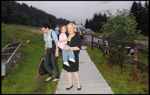 Hélène Darroze et sa fille Charlotte - Dîner dans une bergerie sur les hauteurs de Gstaad - Baptême de Joy Hallyday. 2009.