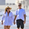 Exclusif - Pierce Brosnan et sa femme Keely Smith promènent leur chien sur une plage de Malibu le 8 mars 2015.