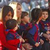 Antonella Rocuzzo, la fiancée de Lionel Messi et son fils Thiago - Les joueurs du FC Barcelone posent avec leurs enfants avant le match contre le Rayo Vallecano à Barcelone, le 8 mars 2015. 
