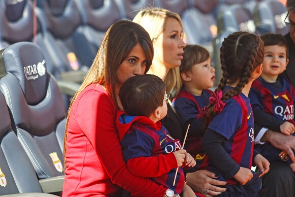 Antonella Rocuzzo, la fiancée de Lionel Messi et son fils Thiago - Les joueurs du FC Barcelone posent avec leurs enfants avant le match contre le Rayo Vallecano à Barcelone, le 8 mars 2015. 