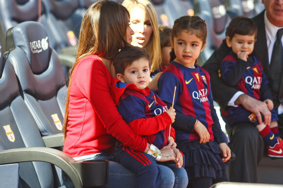 Antonella Rocuzzo, la compagne de Lionel Messi et son leur fils Thiago - Les joueurs du FC Barcelone posent avec leurs enfants avant le match contre le Rayo Vallecano à Barcelone, le 8 mars 2015. 