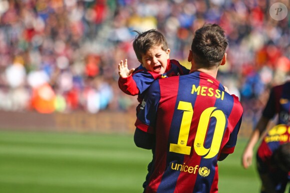 Lionel Messi et son fils Thiago Messi - Les joueurs du FC Barcelone posent avec leurs enfants avant le match contre le Rayo Vallecano à Barcelone, le 8 mars 2015. 