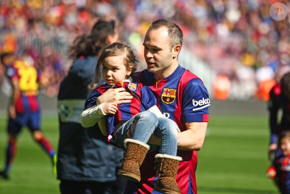 Andres Iniesta et sa fille Valeria - Les joueurs du FC Barcelone posent avec leurs enfants avant le match contre le Rayo Vallecano à Barcelone, le 8 mars 2015. 