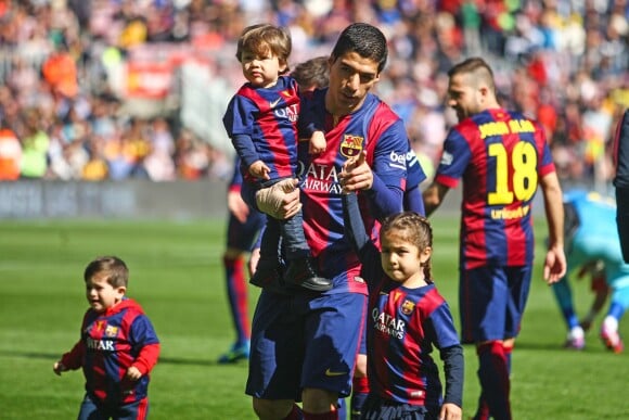 Luis Suarez et ses enfants Benjamin et Delfina - Les joueurs du FC Barcelone posent avec leurs enfants avant le match contre le Rayo Vallecano à Barcelone, le 8 mars 2015. 
