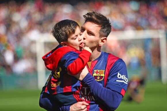 Lionel Messi et son fils Thiago Messi - Les joueurs du FC Barcelone posent avec leurs enfants avant le match contre le Rayo Vallecano à Barcelone, le 8 mars 2015. 