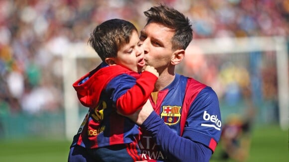 Lionel Messi : Câlins avec Thiago devant sa belle Antonella avant un récital