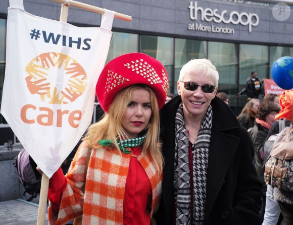 Paloma Faith et Annie Lennox lors de la marche "CARE International's Walk In Her Shoes" à Londres, le 8 mars 2015 à l'occasion de la Journée internationale des droits des Femmes.