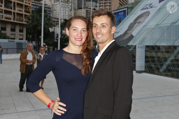 Camille Muffat et son compagnon William Forgues le 8 octobre 2014 à Monaco. La jeune ex-nageuse est morte dans un accident d'hélicoptères sur le tournage de Dropped (TF1) le 9 mars 2015.