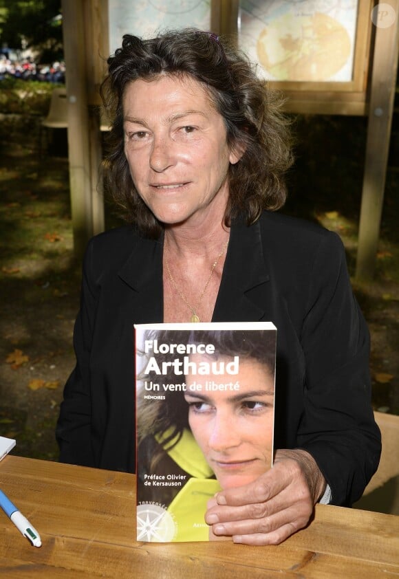 Florence Arthaud lors d'un salon du livre en 2014. La navigatrice a trouvé la mort dans un accident d'hélicoptères sur le tournage de Dropped (TF1) le 9 mars 2015.