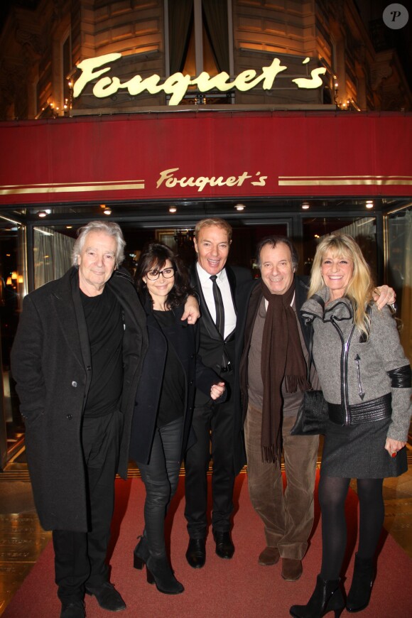 Exclusif - Pierre Arditi et sa femme Evelyne Bouix, Tony Gomez, Daniel Russo et sa femme Lucie - Dîner au Fouquet's des comédiens de la pièce "l'être ou pas" à Paris le 9 mars 2015.