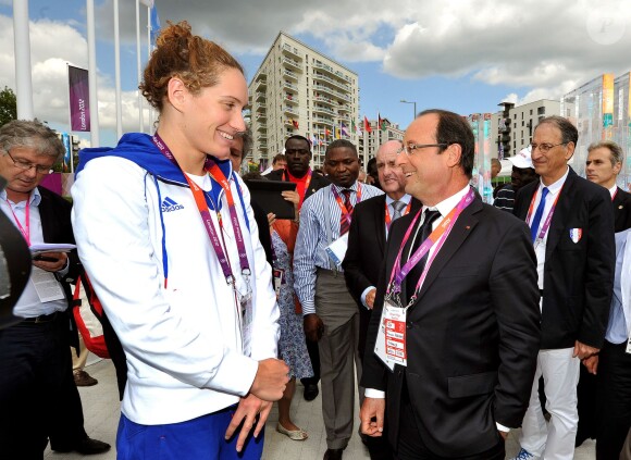 François Hollande et Camille Muffat au village olympique de Stratford, à Londres le 30 juillet 2012