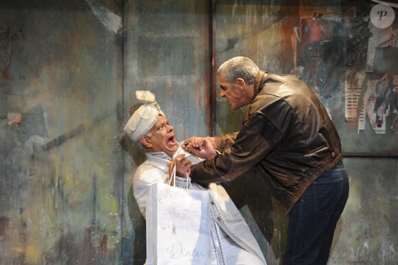 Samy Naceri et Karunakaran lors du filage de la pièce "L'indien cherche le Bronx" au Théâtre du Petit Gymnase à Paris le 13 janvier 2015