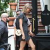 Taylor Swift va déjeuner au restaurant AOC avec Jaime King enceinte à Beverly Hills, le 10 mars 2015.  
