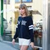 Taylor Swift fait une cure de shopping à Studio City, le 10 mars 2015. Elle port un short blans et un pull sur lequel on peut lire "New York". 