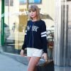 Taylor Swift fait une cure de shopping à Studio City, le 10 mars 2015. Elle port un short blans et un pull sur lequel on peut lire "New York". P 