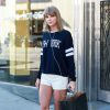 Taylor Swift fait une cure de shopping à Studio City, le 10 mars 2015. Elle port un short blans et un pull sur lequel on peut lire "New York".  