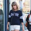 Taylor Swift fait une cure de shopping à Studio City, le 10 mars 2015. Elle port un short blans et un pull sur lequel on peut lire "New York".  