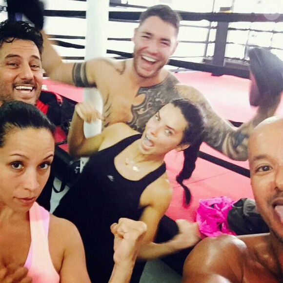 Adriana Lima et ses amis à la boxe dont son petit ami très tatoué