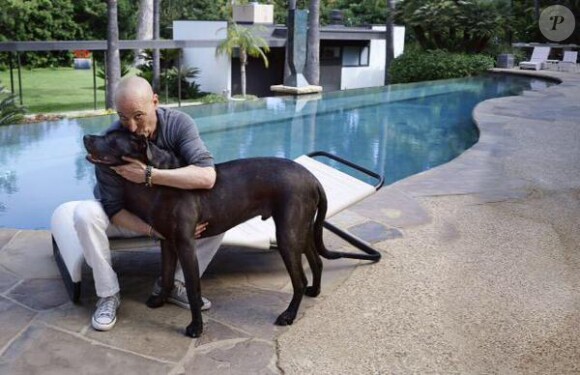 Kate Porter la compagne de Sam Simon a ajouté une photo de Sam Simon et son chien Columbo sur son compte Twitter le 11 mars 2015