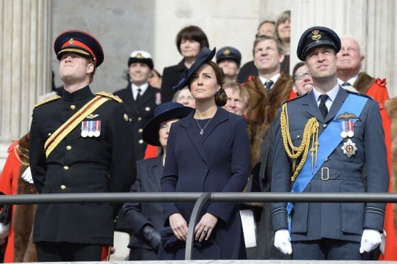 Le prince Harry, la duchesse Catherine de Cambridge, enceinte, et le prince William assistaient le 13 mars 2015 en la cathédrale St Paul de Londres à un service commémorant les 453 membres des forces armées britanniques morts lors des opérations en Afghanistan depuis 2001.