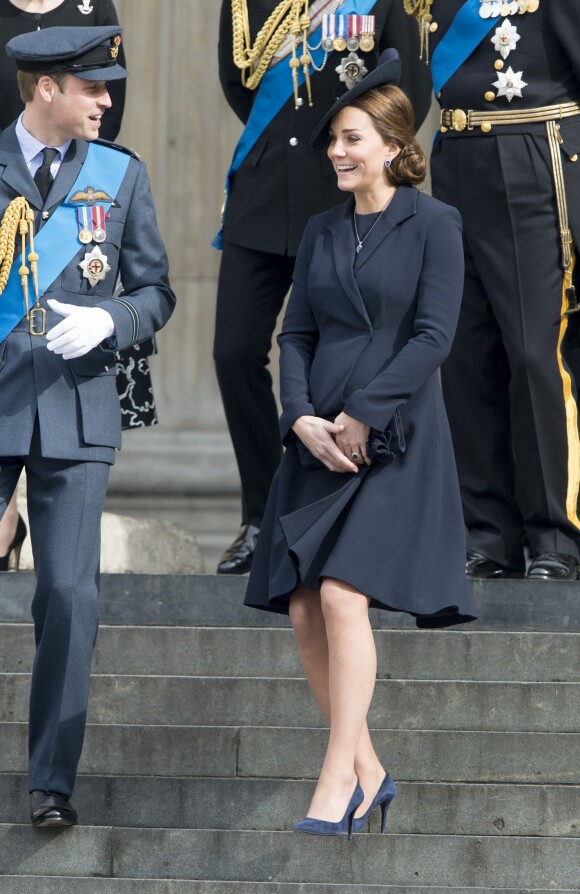 Le prince William et la duchesse Catherine, enceinte de huit mois, le 13 mars 2015 en la cathédrale St Paul de Londres à un service commémorant les 453 membres des forces armées britanniques morts lors des opérations en Afghanistan depuis 2001.