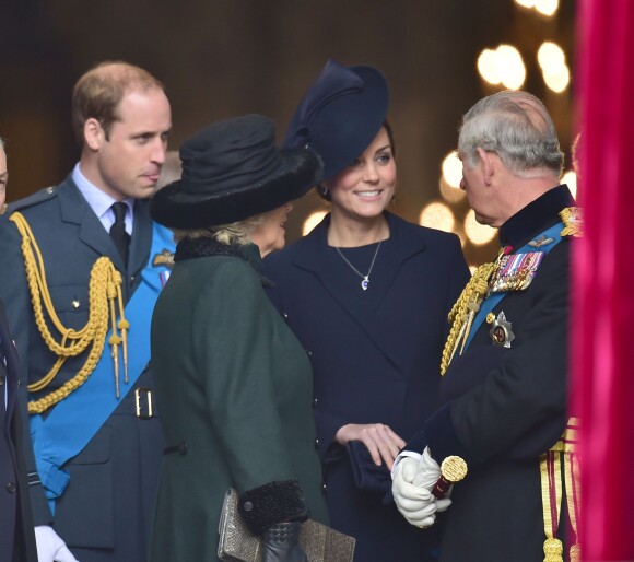Le prince William et Kate Middleton, enceinte, le prince Charles, discutant avec le prince Charles et Camilla Parker Bowles le 13 mars 2015 en la cathédrale St Paul de Londres à un service commémorant les 453 membres des forces armées britanniques morts lors des opérations en Afghanistan depuis 2001.