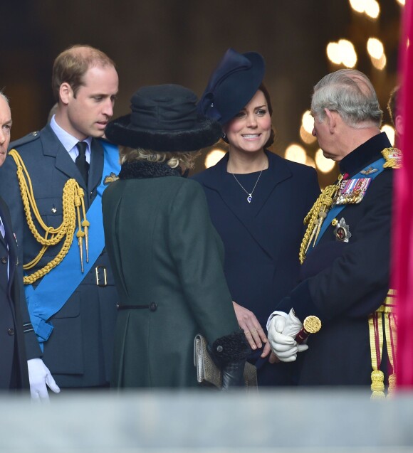 Le prince William, et la duchesse de Cambridge, enceinte, avec le prince Charles et Camilla Parker Bowles le 13 mars 2015 en la cathédrale St Paul de Londres à un service commémorant les 453 membres des forces armées britanniques morts lors des opérations en Afghanistan depuis 2001.