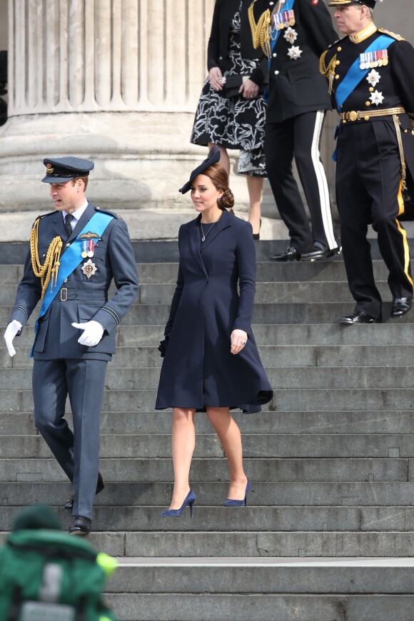 Le prince William et Kate Middleton, duchesse de Cambridge, enceinte, après avoir assisté le 13 mars 2015 en la cathédrale St Paul de Londres à un service commémorant les 453 membres des forces armées britanniques morts lors des opérations en Afghanistan depuis 2001.