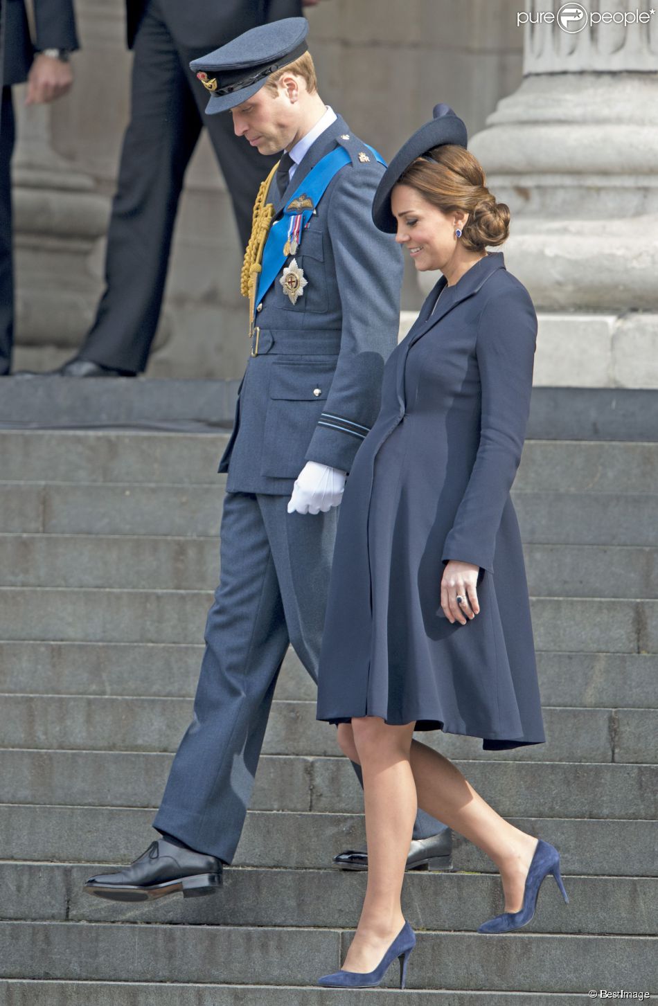 Le prince William et Kate Middleton, enceinte, le 13 mars 2015 à la sortie de la cathédrale St Paul de Londres après un service commémorant les 453 membres des forces armées britanniques morts lors des opérations en Afghanistan depuis 2001.