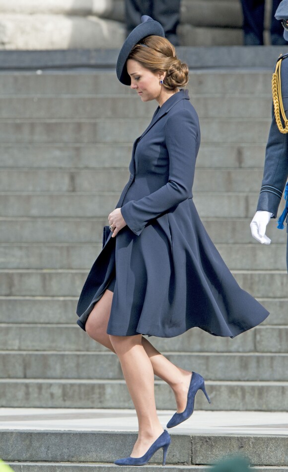 Kate Middleton, enceinte de huit mois, quitte le 13 mars 2015 la cathédrale St Paul de Londres après un service commémorant les 453 membres des forces armées britanniques morts lors des opérations en Afghanistan depuis 2001.