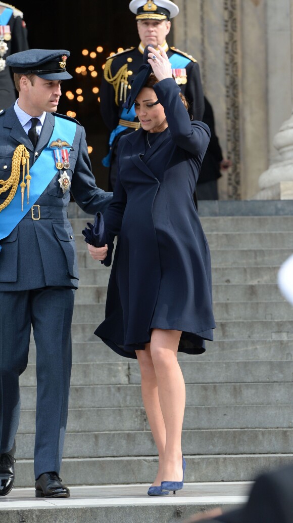 La duchesse Catherine de Cambridge, enceinte de huit mois, assistait le 13 mars 2015 en la cathédrale St Paul de Londres à un service commémorant les 453 membres des forces armées britanniques morts lors des opérations en Afghanistan depuis 2001.