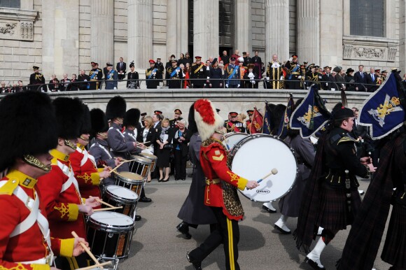 La famille royale observant le 13 mars 2015 la parade militaire devant la cathédrale St Paul de Londres après un service commémorant les 453 membres des forces armées britanniques morts lors des opérations en Afghanistan depuis 2001.