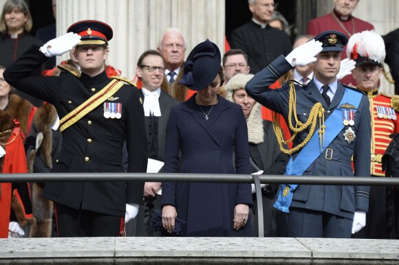 Le prince Harry, Kate Middleton, enceinte, et le prince William, recueillis, assistaient le 13 mars 2015 en la cathédrale St Paul de Londres à un service commémorant les 453 membres des forces armées britanniques morts lors des opérations en Afghanistan depuis 2001.