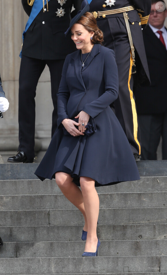 Kate Middleton le 13 mars 2015 quittant la cathédrale St Paul de Londres au terme d'un service commémorant les 453 membres des forces armées britanniques morts lors des opérations en Afghanistan depuis 2001.