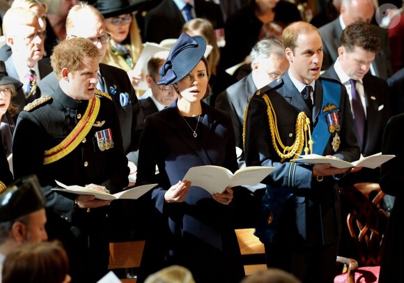 Le prince Harry, Kate Middleton, enceinte, et le prince William le 13 mars 2015 en la cathédrale St Paul de Londres, lors du service commémorant les 453 membres des forces armées britanniques morts lors des opérations en Afghanistan depuis 2001.