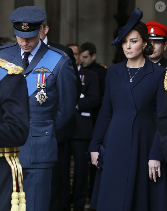 Kate Middleton, enceinte, et le prince William ont assisté, le 13 mars 2015 en la cathédrale St Paul de Londres, avec la reine Elizabeth II et d'autres membres de la famille royale, à un service commémorant les 453 membres des forces armées britanniques morts lors des opérations en Afghanistan depuis 2001.