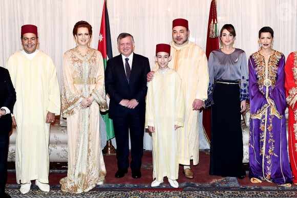 Le prince Moulay Rachid du Maroc, la princesse Lalla Salma, le roi Abdullah II de Jordanie, le prince Moulay El Hassan, le roi Mohammed VI du Maroc, la reine Rania de Jordanie et la princesse Lalla Meryem posant avant le dîner officiel donné au palais royal à Casablanca le 11 mars 2015 en l'honneur de la visite officielle du couple royal jordanien.