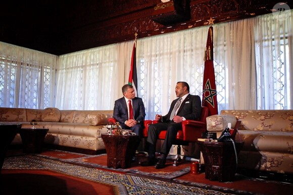 Le roi Abdullah II de Jordanie et le roi Mohammed VI du Maroc s'entretiennent au palais royal à Casablanca le 11 mars 2015