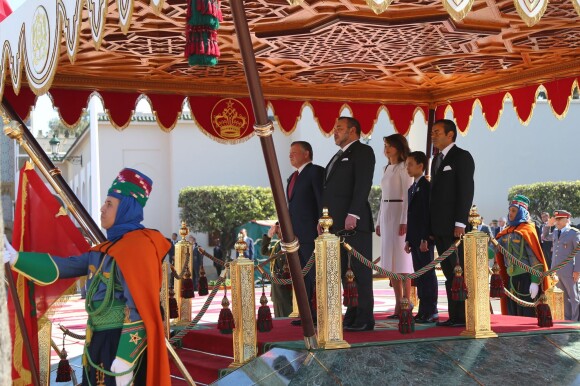 Le roi Abdullah II de Jordanie et le roi Mohammed VI du Maroc avec la reine Rania, le prince héritier Moulay El Hassan et le prince Moulay Rachid lors de la cérémonie de bienvenue, le 11 mars 2015 au palais royal à Casablanca, pour la visite officielle du souverain hachémite et son épouse.