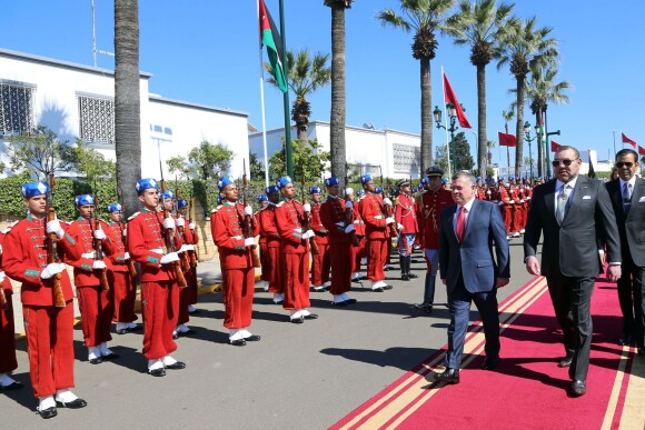 Le roi Abdullah II de Jordanie et le roi Mohammed VI du Maroc arrivent pour la cérémonie de bienvenue, le 11 mars 2015 au palais royal à Casablanca, pour la visite officielle du couple royal jordanien.