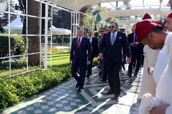 Le roi Abdullah II de Jordanie et le roi Mohammed VI du Maroc au palais royal à Casablanca pour la cérémonie de bienvenue, le 11 mars 2015, pour la visite officielle du couple royal jordanien.