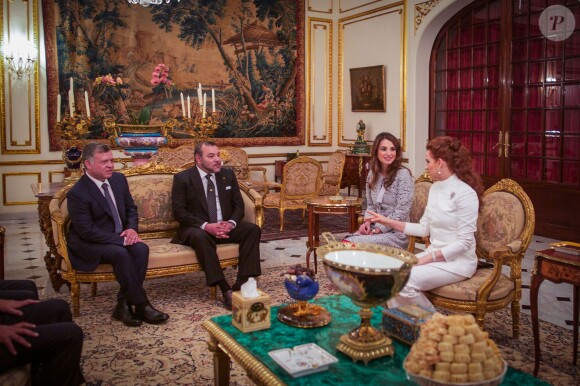Le roi Abdullah II de Jordanie et le roi Mohammed VI du Maroc et leurs épouses la reine Rania et la princesse Lalla Salma lors de la cérémonie de bienvenue, au matin du 11 mars 2015 au palais royal à Casablanca, pour la visite officielle du couple royal jordanien.