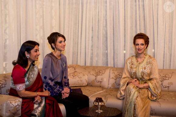 La princesse Sarvath de Jordanie, la reine Rania de Jordanie et la princesse Lalla Salma du Maroc lors d'un dîner au palais royal à Casablanca le 11 mars 2015 en l'honneur de la visite officielle du roi Abdullah II de Jordanie et son épouse.