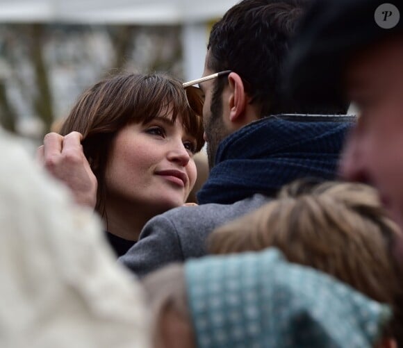 Exclusif - Gemma Arterton, totalement in love de son compagnon français Franklin Ohanessian lors de la marche "CARE International's Walk In Her Shoes" à Londres, le 8 mars 2015.