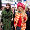Gemma Arterton et Paloma Faith lors de la marche "CARE International's Walk In Her Shoes" à Londres, le 8 mars 2015 à l'occasion de la Journée Internationale des Femmes.
